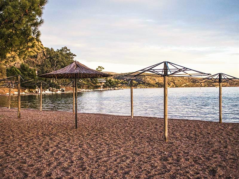Η παραλία στο χωριό Βιβάρι Η παραλία στο χωριό Βιβάρι