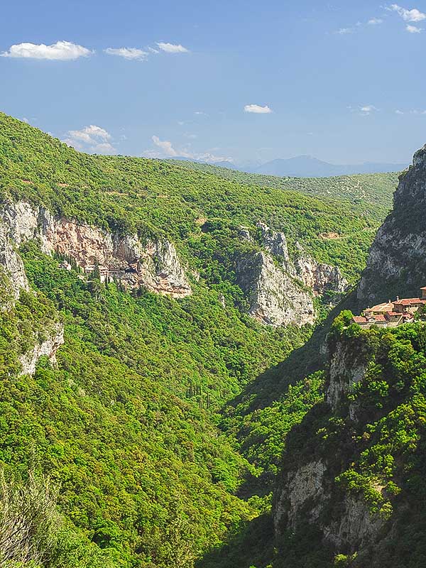 Το φαράγγι του Λούσιου, με τη Μονή Προδρόμου στα αριστερά και τη Μονή Φιλοσόφου στα δεξιά Το φαράγγι του Λούσιου, με τη Μονή Προδρόμου στα αριστερά και τη Μονή Φιλοσόφου στα δεξιά