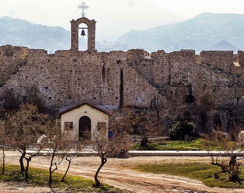 Το εκκλησάκι της Ζωοδόχου Πηγής στο κάστρο του Ρίου Το εκκλησάκι της Ζωοδόχου Πηγής στο κάστρο του Ρίου