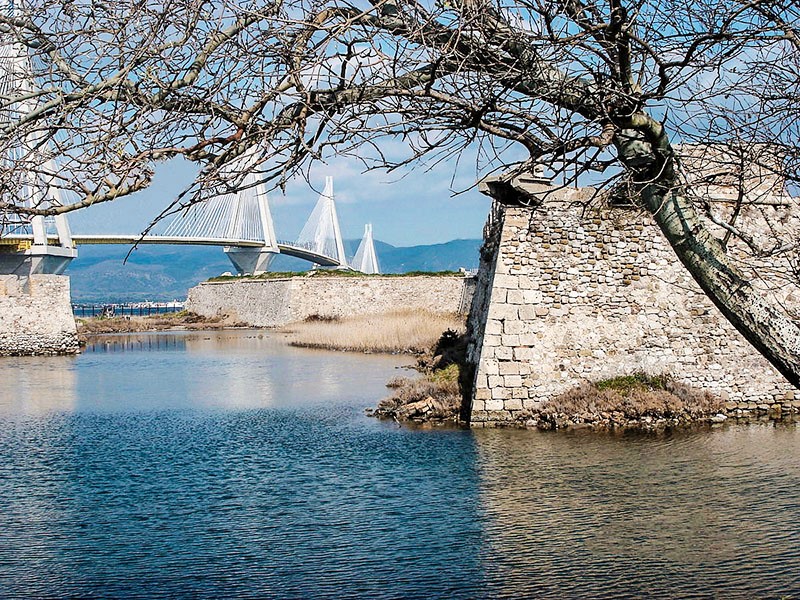 Το κάστρο του Ρίου, η τάφρος ανάμεσα στο χερσαίο τείχος και τον προμαχώνα και η γέφυρα του Ρίου Αντιρρίου Το κάστρο του Ρίου, η τάφρος ανάμεσα στο χερσαίο τείχος και τον προμαχώνα και η γέφυρα του Ρίου Αντιρρίου