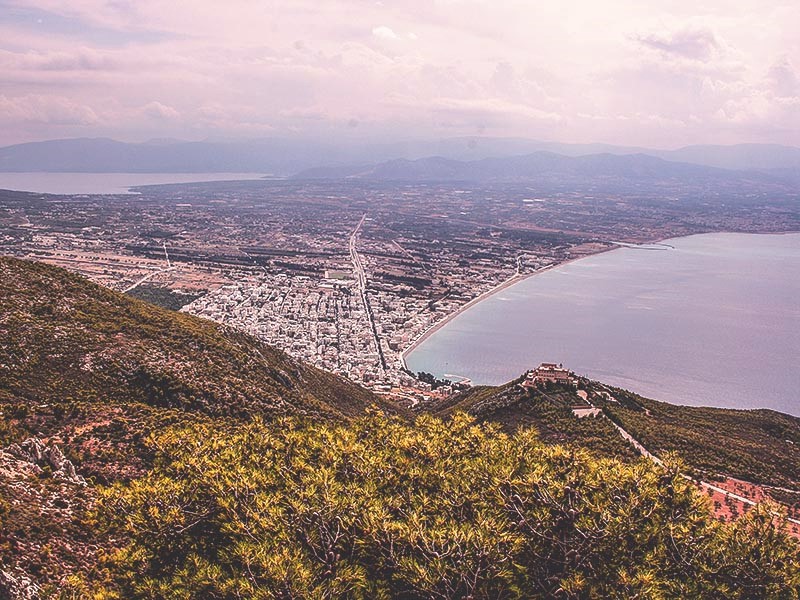 Άποψη της πόλης του Λουτρακίου με τη Μονή του Οσίου Παταπίου Άποψη της πόλης του Λουτρακίου με τη Μονή του Οσίου Παταπίου