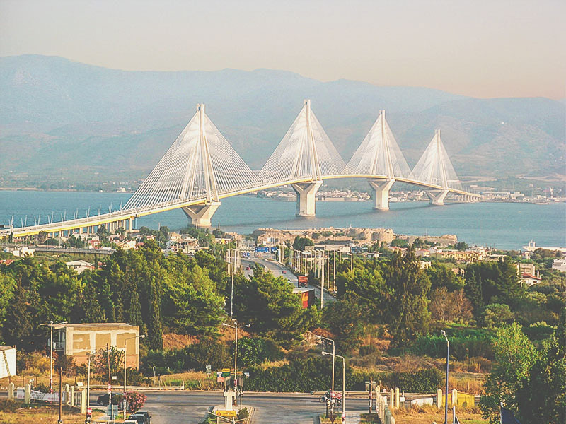 Πανοραμική λήψη της πόλης της Πάτρας με τη γέφυρα του Ρίου Αντιρρίου Πανοραμική λήψη της πόλης της Πάτρας με τη γέφυρα του Ρίου Αντιρρίου