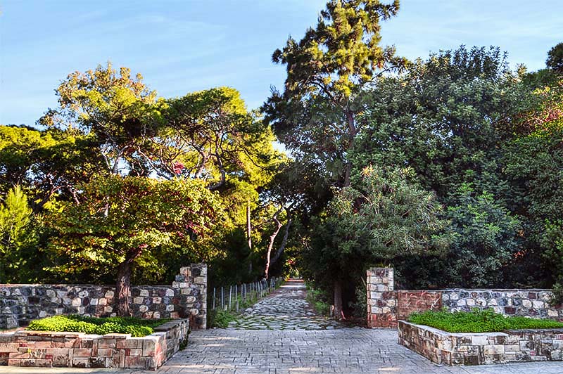 Κεντρική είσοδος του Πευκιά στο Ξυλόκαστρο
