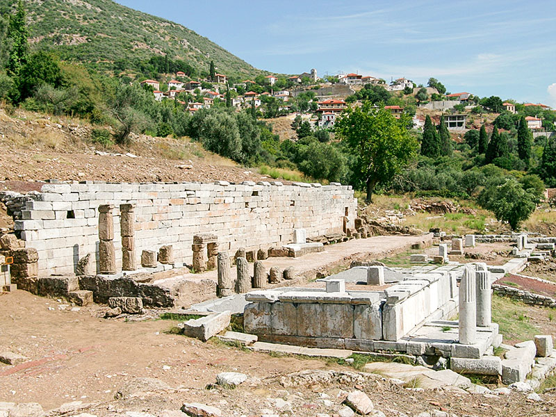 Η κρήνη Αρσινόη στην αρχαία Μεσσήνη με το χωριό Μαυρομμάτι Η κρήνη Αρσινόη στην αρχαία Μεσσήνη με το χωριό Μαυρομμάτι