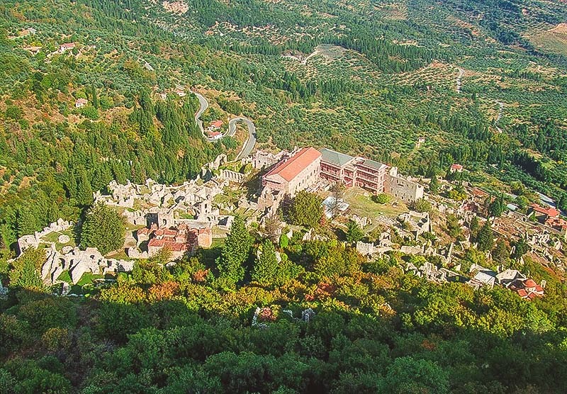 Γενική άποψη του Μυστρά με το παλάτι των Παλαιολόγων Γενική άποψη του Μυστρά με το παλάτι των Παλαιολόγων