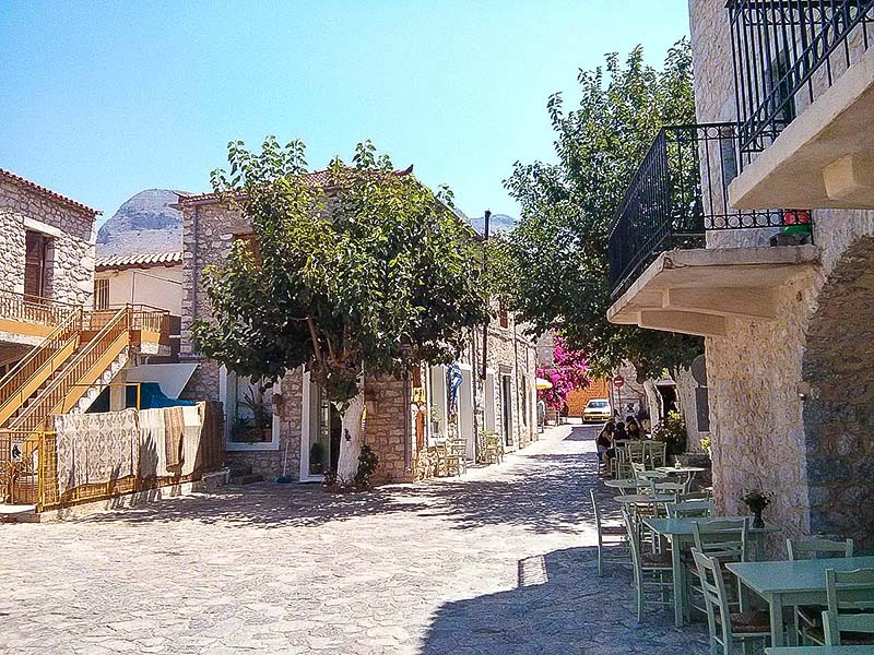 Η κεντρική πλατεία της Αρεόπολης Η κεντρική πλατεία της Αρεόπολης