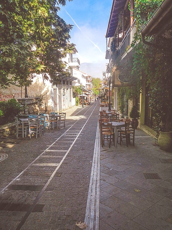 Γραφικό δρομάκι στα Καλάβρυτα Γραφικό δρομάκι στα Καλάβρυτα