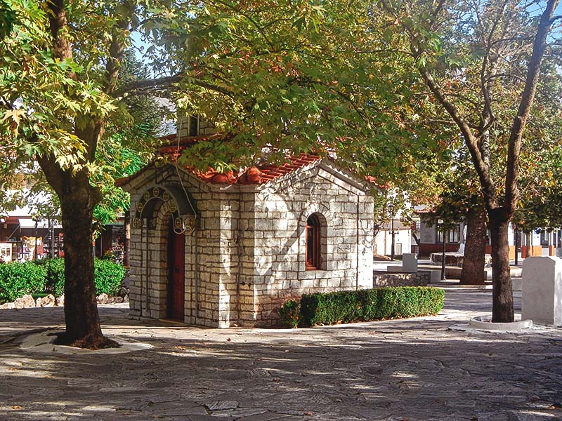 Το εκκλησάκι της Αγίας Κυριακής στην πλατεία των Καλαβρύτων Το εκκλησάκι της Αγίας Κυριακής στην πλατεία των Καλαβρύτων