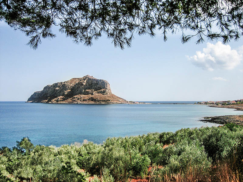 Ο βράχος της Μονεμβασιάς από μακρυά Ο βράχος της Μονεμβασιάς από μακρυά