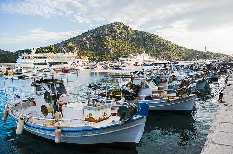 Βάρκες στο λιμανάκι του Τολού
