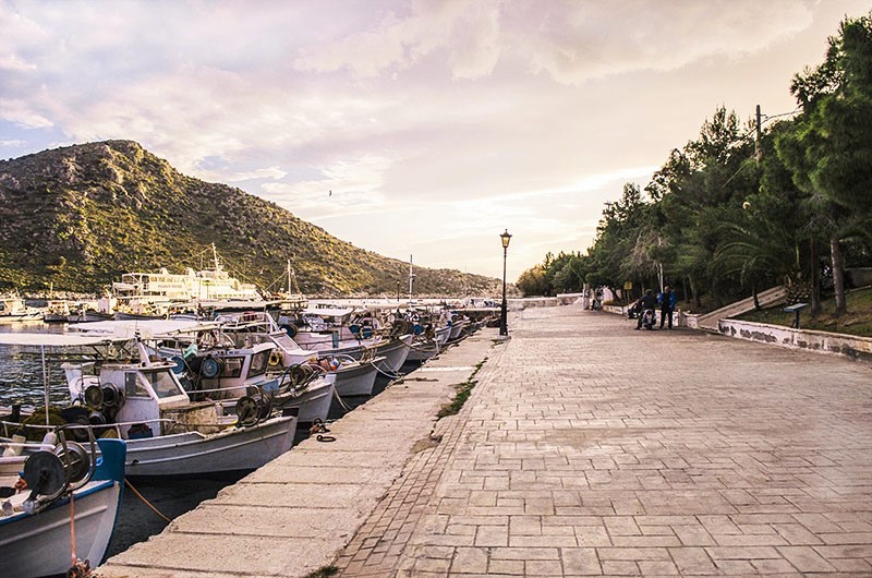 Παραλιακός δρόμος στο λιμανάκι του Τολού